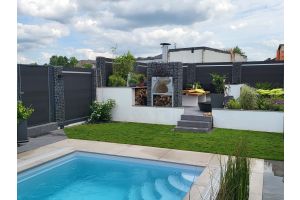 Steenkorven met Composiet en Een Tuinhaard – Composiet schutting inspiratie. Steenkorven met Composiet en Een Tuinhaard