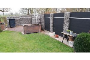 Steenkorven met Composiet Schutting – Composiet schutting inspiratie. Steenkorven met Composiet Schutting