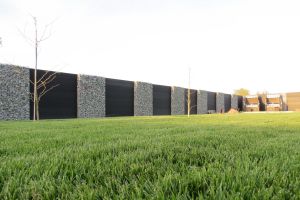 Steenkorven met Composiet Schutting – Composiet schutting inspiratie. Steenkorven met Composiet Schutting