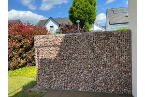 Marmer Rood Breukstenen in Korven Schutting – Schanskorven. Marmer Rood Breukstenen in Korven Schutting
