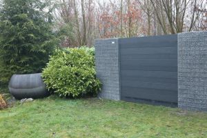 Steenkorven in Combinatie met Composiet – Composiet schutting inspiratie. Steenkorven in Combinatie met Composiet