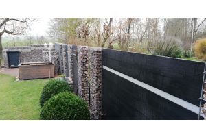 Steenkorven met Composiet Schutting – Composiet schutting inspiratie. Steenkorven met Composiet Schutting