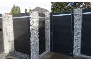 Composiet Schutting met Steenkorven – Composiet schutting inspiratie. Composiet Schutting met Steenkorven