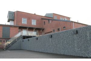 Steenkorven Muur met Basalt Breukstenen – Basalt breukstenen inspiratie. Steenkorven Muur met Basalt Breukstenen