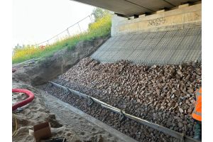 Taludbekleding met steenkorven en breuksteen – Zakelijke toepassingen. Taludbekleding met steenkorven en breuksteen