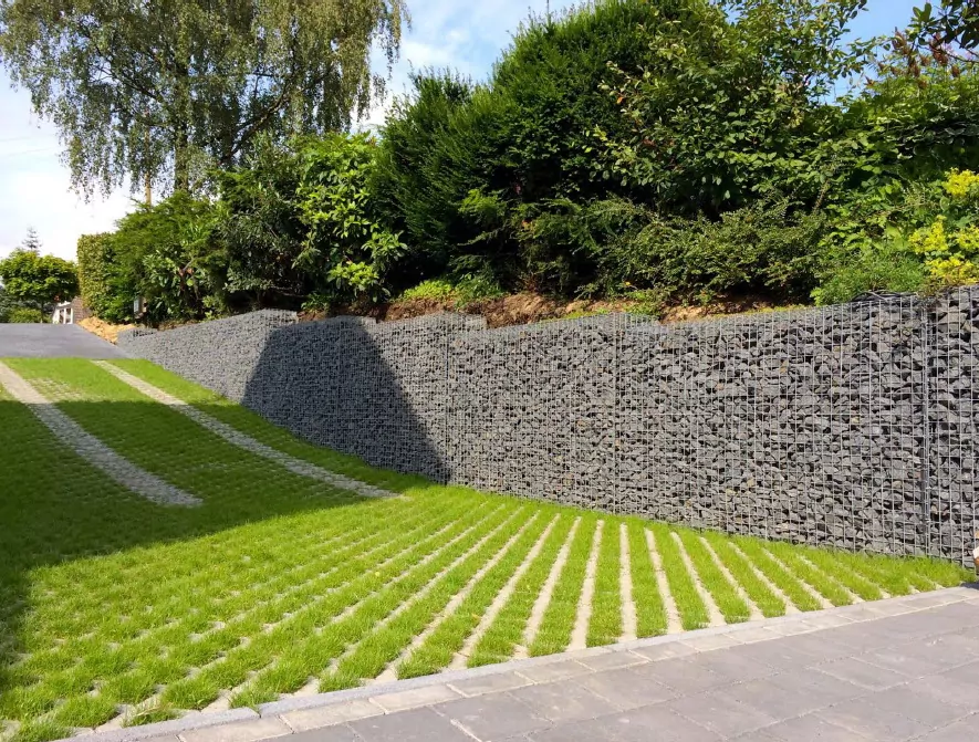 Steenkorf-geluidsscherm gevuld met basalt langs een Belgische gewestweg