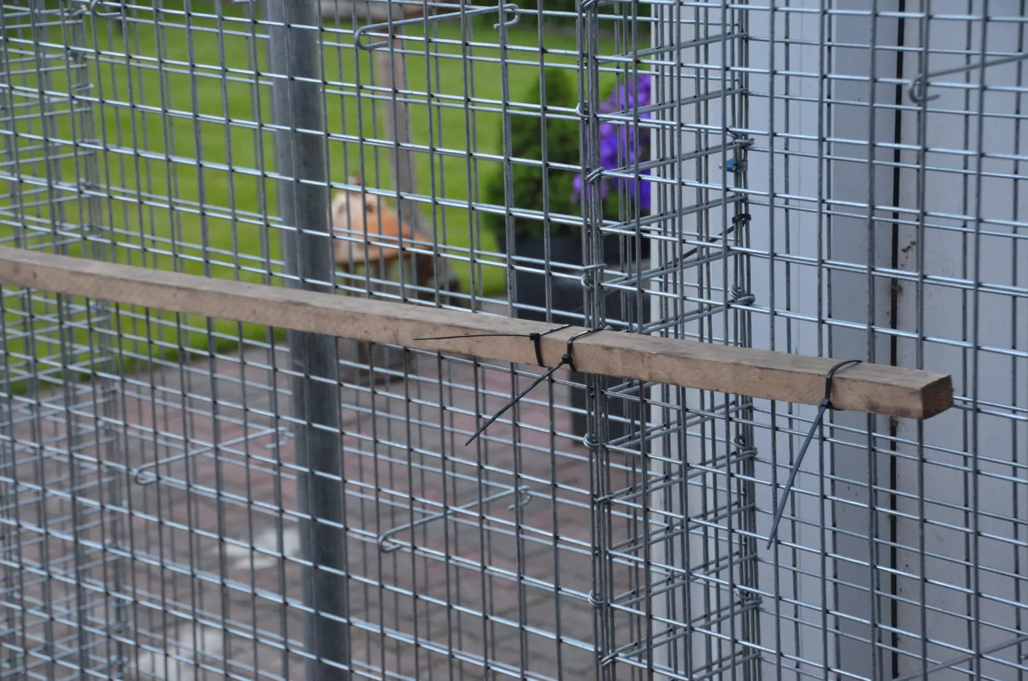 Steinkörbe mit C-Ringen untereinander verbinden