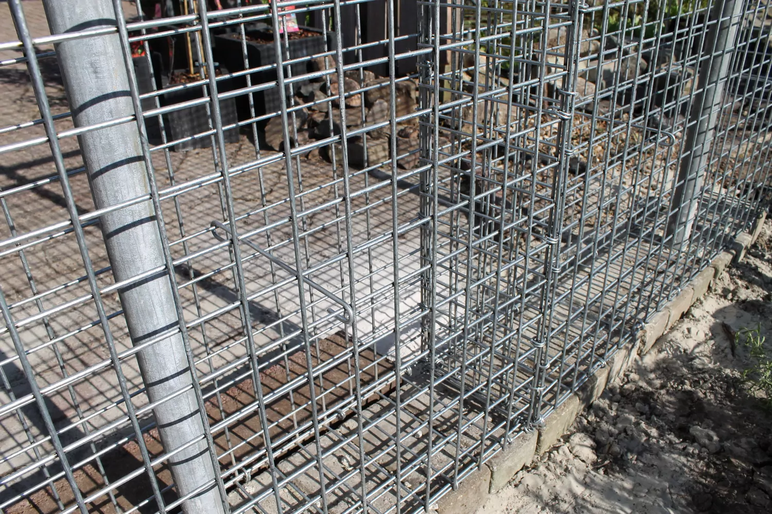 Afstandhouders in de schanskorven plaatsen