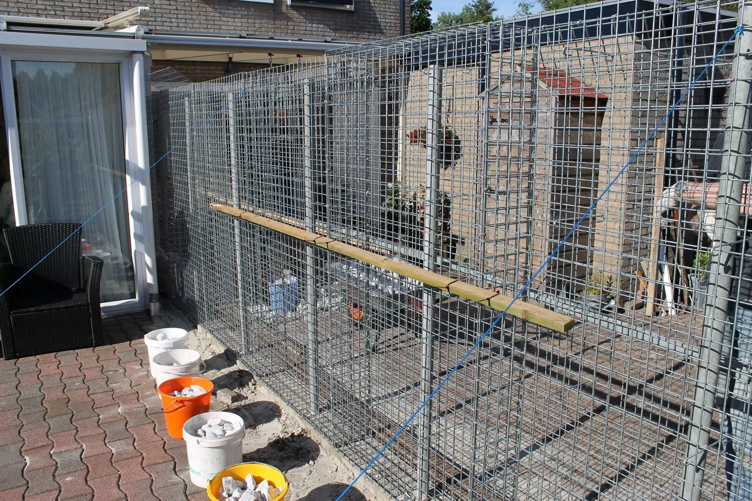 Schanskorven vullen met breukstenen