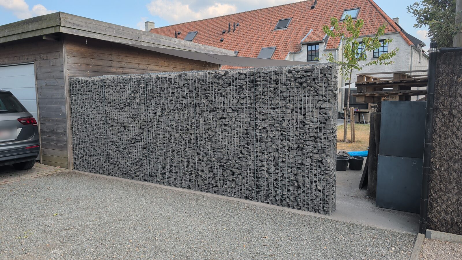 Voltooide schanskorf van vijf meter lang en 1,80 meter hoog, gevuld met Ardenner grijs