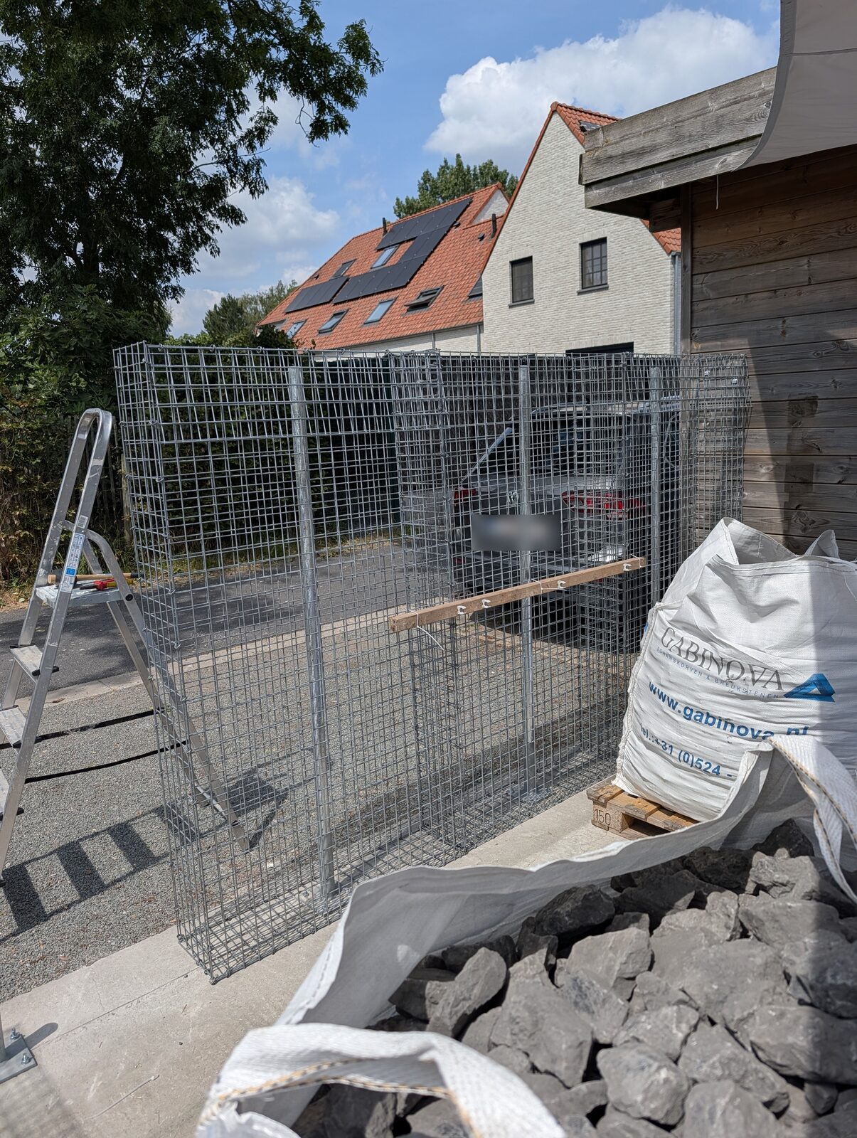 Lege gaaspanelen opgesteld voor het vullen, met big bag Ardenner grijs ernaast