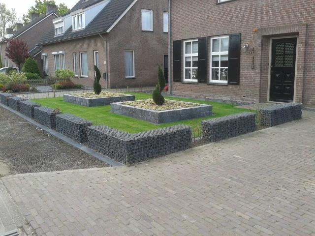 Lage schanskorf als borderafscheiding in de voortuin