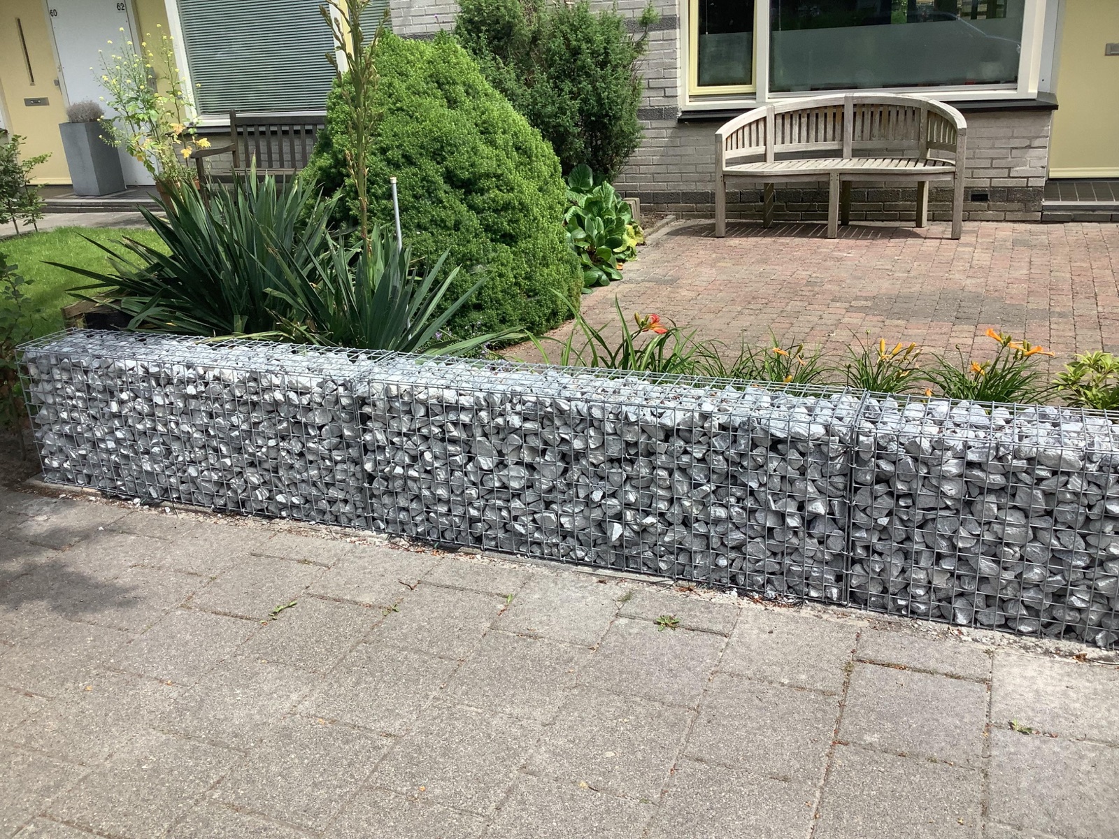 Schanskorf-zitbank bij de entree