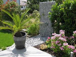 Schanskorf met waterval